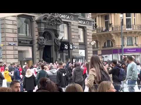 Croatian football fans singing, Vienna city center