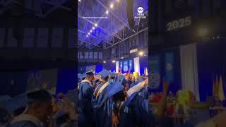 Download lagu Petugas keamanan mengejar wisudawan karena membawa bayi ke panggung upacara. mp3