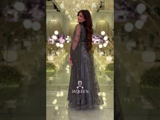 فستان سهرة بتطريز وأكمام شفافة