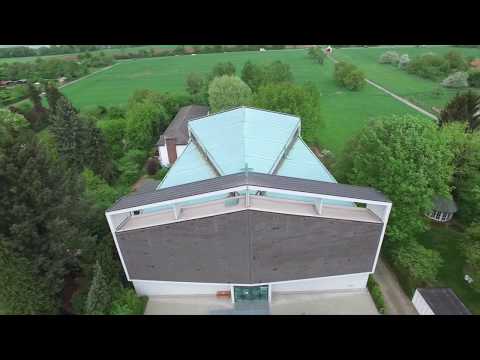 Bergen-Enkheim von oben - Drohnenflug über die St. Nikolaus Kirche