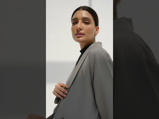 عباية بـ تصميم بليزر رمادي