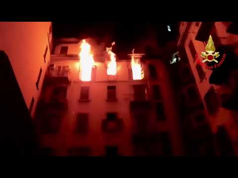 Il rogo a Milano in viale Abruzzi