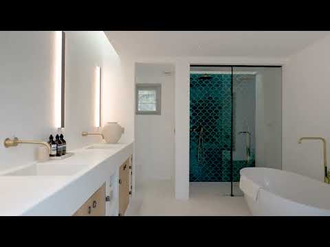 architecture-organique-murs plafond bois brut fauteuils bleus