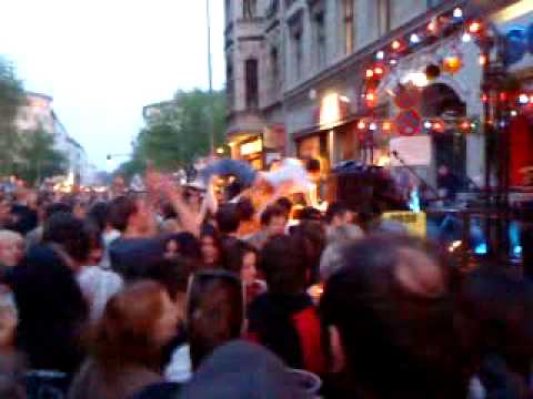 Marsmädchen Stage Diving 01. Mai 2010 vorm SO36 in Berlin.