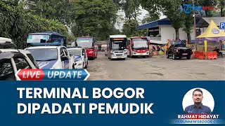 Aksi Kuli Bongkar Muat Barang Pemudik Curi Perhatian, Panjat ke Atas Bus demi Taruh Barang