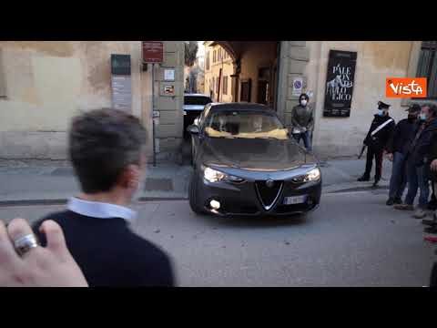 Conte esce dall’Università dopo la sua lectio magistralis a Firenze