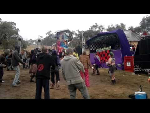 Squid Inc. (Deviant Species v Scorb) Live - Royal Doof 2011 Melbourne Australia