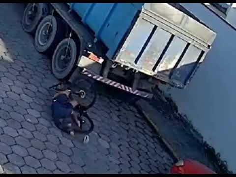 Câmeras registram momento em que ciclista bate em caminhão estacionado em Caraguatatuba