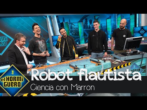 Luis Fonsi, incapaz de contener la risa con el robot capaz de tocar una flauta - El Hormiguero