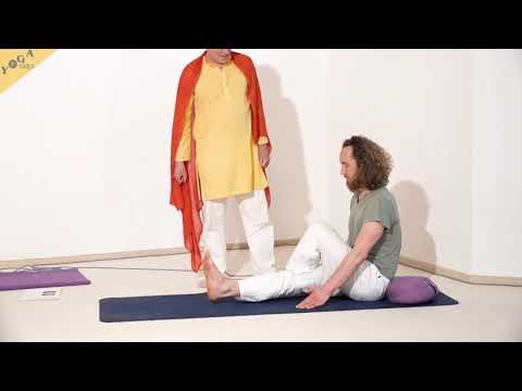 Drehsitz aus dem Langsitz - Yoga Asana Lexikon