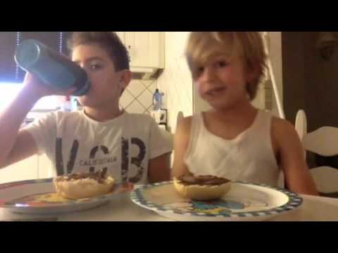 Mikayil og Gabriel spiser morgenmad