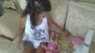 preview picture of video 'Mila brincando com sua boneca que Papai Noel lhe trouxe de presente de Natal...'