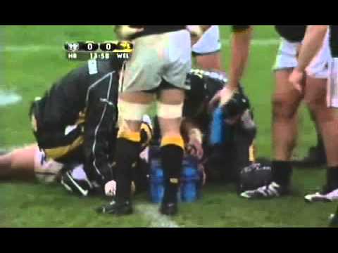 Clint Newlands punches Neemia Tialata in 2007