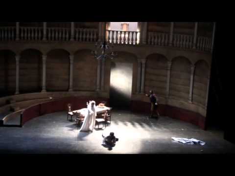 Το φινάλε του Don Giovanni [Ντον Τζοβάννι] (1787) του Wolfgang Amadeus Mozart [Βόλφγκανγκ Αμαντέους Μότσαρτ], σε παραγωγή της Pittsburgh Opera [Όπερα του Πίτσμπουργκ] με τον Michael Todd Simpson [Μάικλ Τοντ Σίμπσον]. Ο ήρωας χάνεται στην κόλαση μέσα από καταπακτή. Είναι ο ίδιος σκηνικός άξονας από τον Κάτω Κόσμο που οι αρχαίοι υλοποιούσαν με τις χαρώνιους κλίμακες.