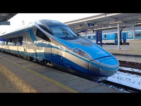 Dworzec PKP Warszawa Wschodnia - wjazd pociągu Intercity EIP Pendolino i EP007
