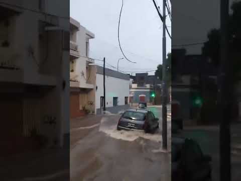 Inundaciones torrenciales en calle por fuertes lluvias en Deán Funes de #Córdoba, #Argentina