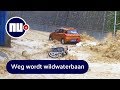 Auto's drijven door straten door overstromingen in China | NU.nl