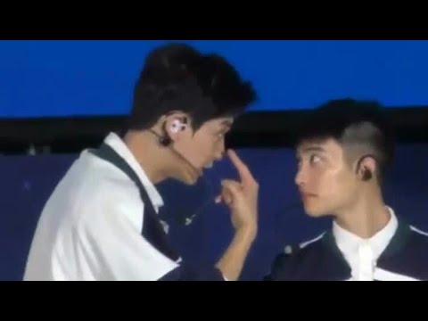 (170915) Kyungsoo checking Chanyeol's eye