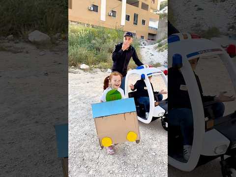 طفلة صغيرة صنعت من الكرتون سيارة 🚗 لعبة