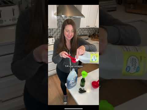 DIY Cleaning Solution for Sparkling Windows + Mirrors #springcleaning #cleaningtips #cleaninghacks