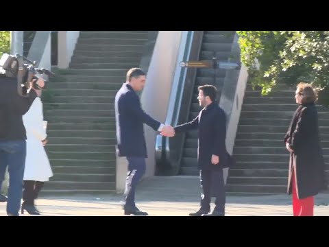 Larga conversación entre Sánchez y Aragonés antes de recibir a Macron