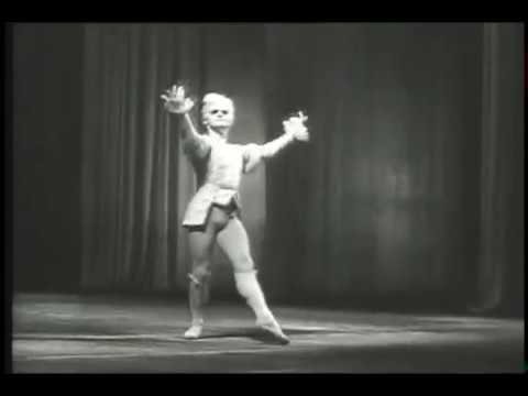 Ο [[#Μιχαήλ Μπαρίσνικοφ [Mikhail Baryshnikov]#]] ερμηνεύει το σόλο Vestris [Βεστρίς] του [[#Λεονίντ Γιάκομπσον [Leonid Yakobson]#]], σε μουσική [[#Γκενάντι Μπάνστσικοφ [Gennady Banshchikov]#]], στον Διεθνή Διαγωνισμό Μπαλέτου της Μόσχας (1969). Προηγείται απόσπασμα από την προγύμναση του ερμηνευτή από τον χορογράφο στα μιμικά μέρη του έργου, το οποίο απαιτεί ταχύτατες μεταβάσεις σε επτά διαφορετικούς χαρακτήρες.