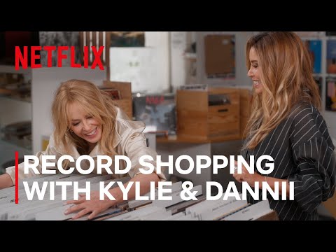凱莉與丹妮敏格相約唱片行挖寶 | Netflix (Kylie & Dannii Minogue go Record Shopping | Netflix)
