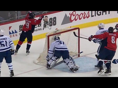 Capitals score after Maple Leafs can't clear the puck for over a minute