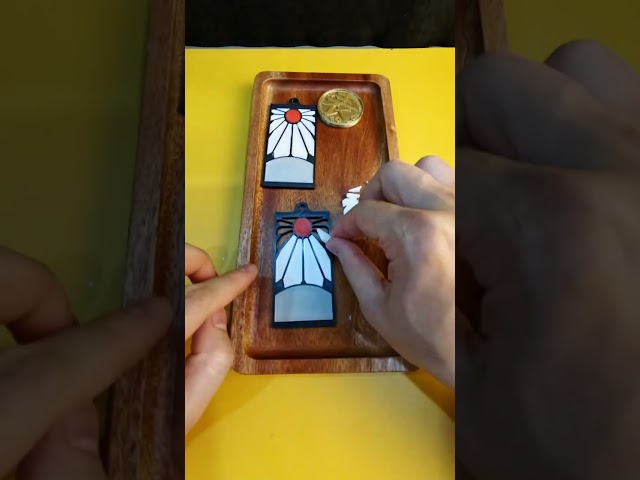 Vídeo relacionado con BLPRKOT Collar con Colgante en Diseño Hanafuda de Tanjiro Kamado, Collar Inoxidable, Accesorio para Fans de Kimetsu no Yaiba y Demon Slayer, Collar Anime para Coleccionistas y Cosplay