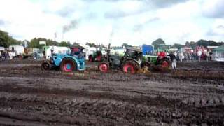 preview picture of video '2 Lanz Bulldog vor einer 6000kg schweren Eisenplatte @ Oldtimertreffen Hollen/Wiefelstede 2009'