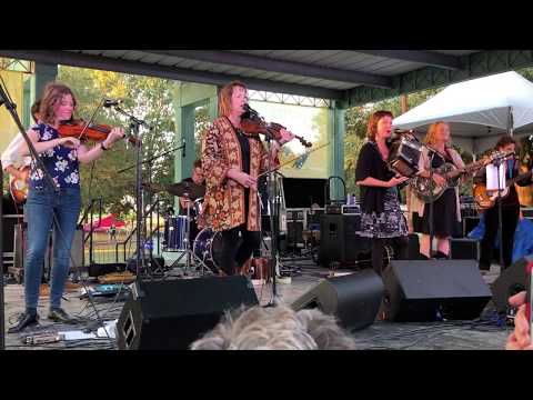 Festivals Acadiens 2019: Bonsoir Catin with the Magnolia Sisters - "Ma Blonde Est Partie"