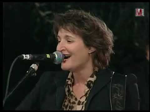 Beverly Jo Scott "Lying Still" (live)