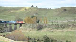 preview picture of video 'Kiwirail Overlander at Turangarere.'