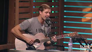 Walker Hayes Performs &quot;90&#39;s Country&quot; Acoustic - Ty, Kelly &amp; Chuck
