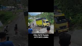 Download lagu DETIK-detik Truk Terbalik Parah Di Tanjakan Batu Jomba mp3