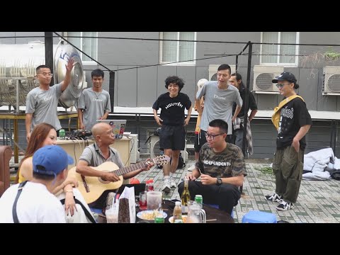 Anh em nhảy cà giựt cà giựt nhạc Tùng Chùa