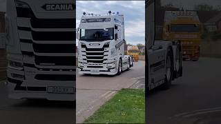 Download lagu SCANIA 770s V8 Truckfest Peterborough leave sounds of engines and horns #4k #truckfestpeterborough mp3