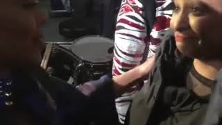 Raven Symone fala com Janet Jackson nos bastidores do &quot;Radio Disney Music Awards&quot;