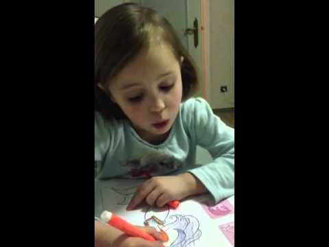 Emma zingt haar lievelingslied...