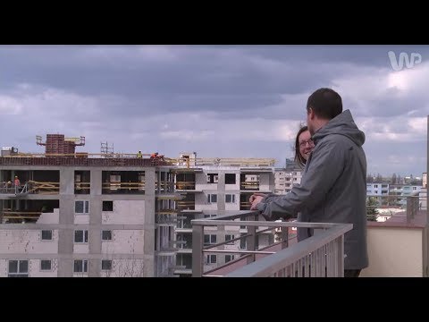 Białe szyszki na palcach Koślawego o połów nad ladą