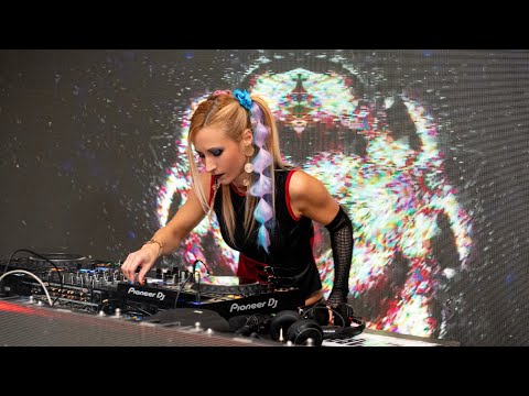 HARLEY QUINN drops TECHNO! 🤡 Lysa Chain @ Snow Rugby Tarvisio