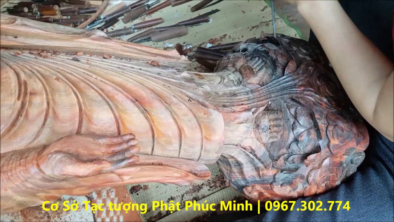 Đục tượng Phật A Di Đà đứng tiếp dẫn