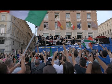 L’abbraccio dei tifosi agli Azzurri: la sfilata per le vie di Roma | EURO 2020