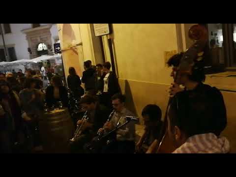 The Hot Teapots busking in the streets of Verona
