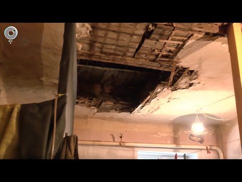 An old house without sewerage and water supply is falling apart in Cherepanovo