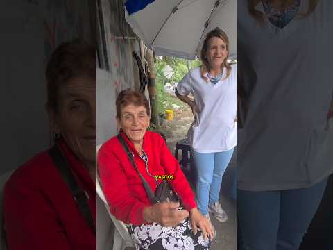 Repartiendo salpicón en la calle 🍎📍Ubicadas en la entrada a la Hermosa en Santa Rosa de Cabal