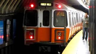 preview picture of video 'MBTA Orange Line train to Oak Grove departs Downtown Crossing station'