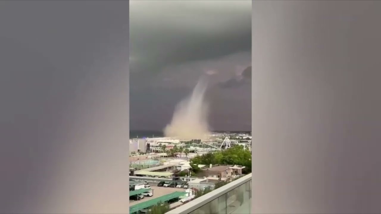Chioggia, tromba d'aria su una spiaggia: il video