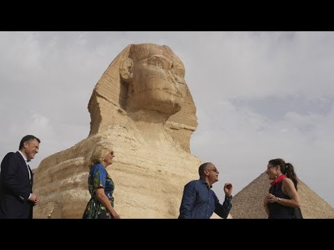 شاهد السيدة الأمريكية الأولى تزور الأهرامات والجامع الأزهر في مصر…