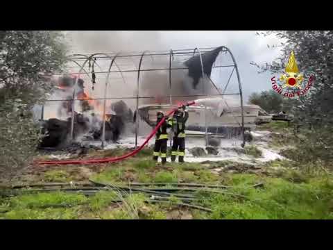 Incendio divora un capannone - l'intervento dei vigili del fuoco